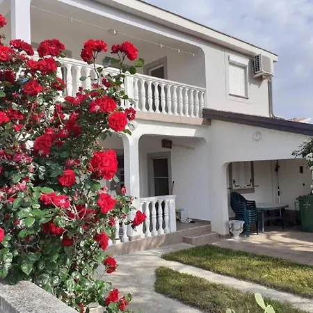 Apartment Tihana - 200 M From Sea Vir